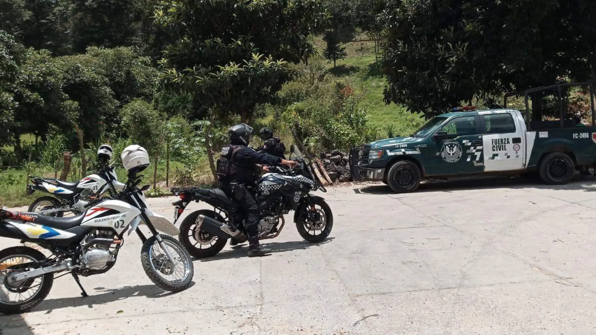 encuentran a joven colgado de un arbol